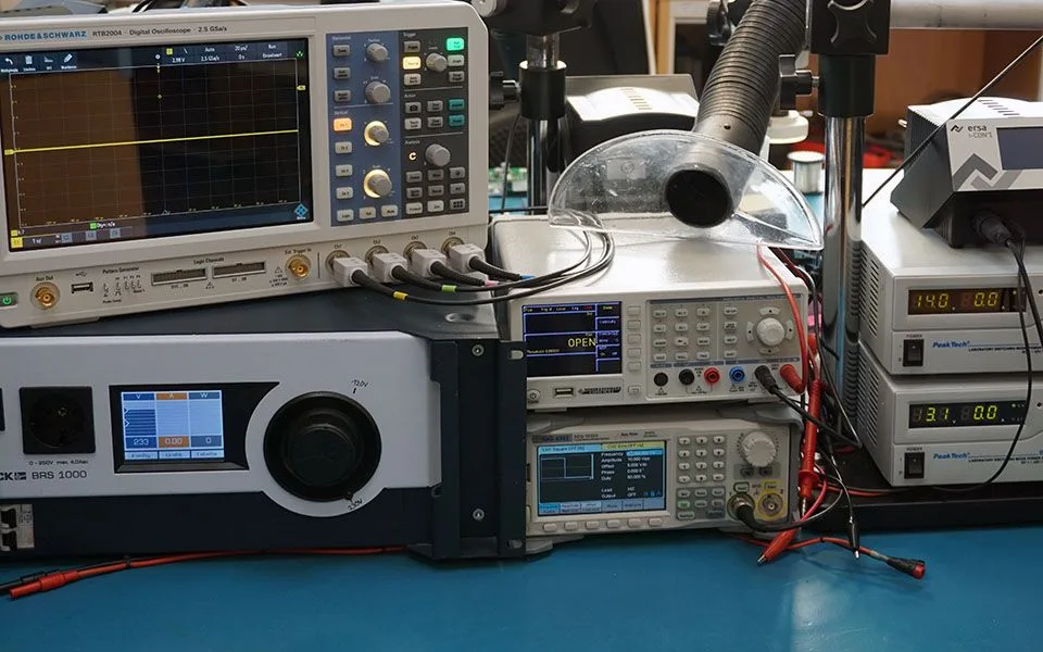 elektronik-reparatur-arbeitsplatz elektronik-reparatur-arbeitsplatz